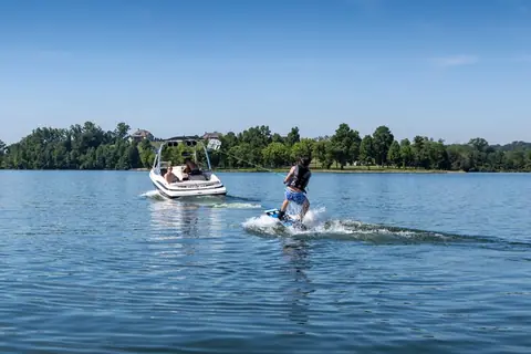Se lever et rester debout sur un wakeboard