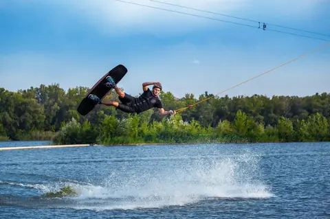 S’initier au wakesurf : guide complet matériel, technique et sécurité