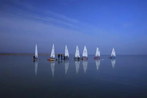 Sports nautiques à pratiquer en hiver : activités adaptées et précautions indispensables