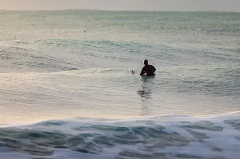 Top 5 des destinations surf hivernales 2026 pour débutants et intermédiaires