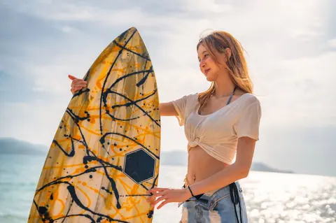 8 étirements essentiels pour surfeurs : performance et prévention des blessures