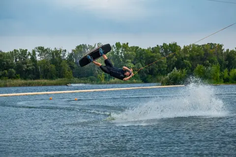 Tisser des liens sur l'eau : comment la communauté façonne le wakeboard