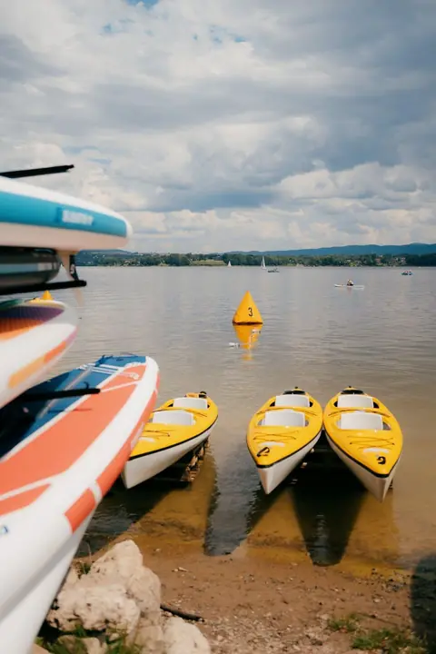 Tour d’horizon des sports nautiques adaptés à la navigation en lac