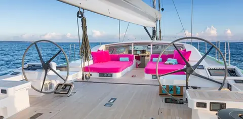 Travail à bord : nettoyage des coussins, housses et tissus extérieurs