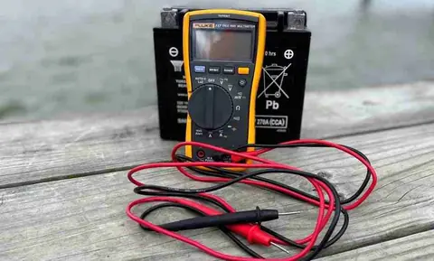 Un guide sur l'utilisation du multimètre sur un bateau