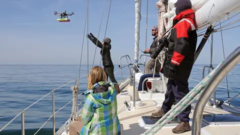Un œil du ciel : caméras et drones sur un bateau