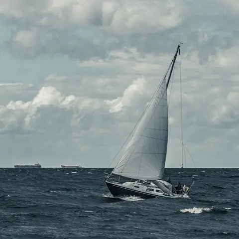 Vendée Globe 2025 : Charlie Dalin remporte la course avec un record historique
