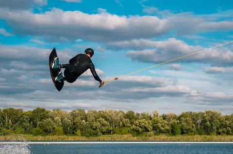 Wakeboard et Musique : Comment Optimiser vos Sessions d'Entraînement avec la Bonne Playlist