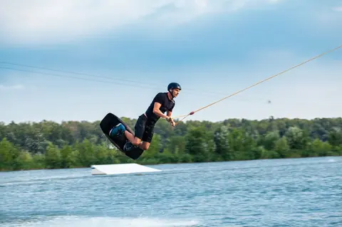 Wakeboard sans bateau : les avantages des wake parks pour tous les niveaux