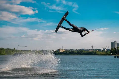 Wakeboard vs Ski nautique : guide complet pour faire le bon choix