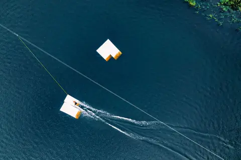 Wakeboard en cable park : débuter proprement et progresser vers les figures avancées