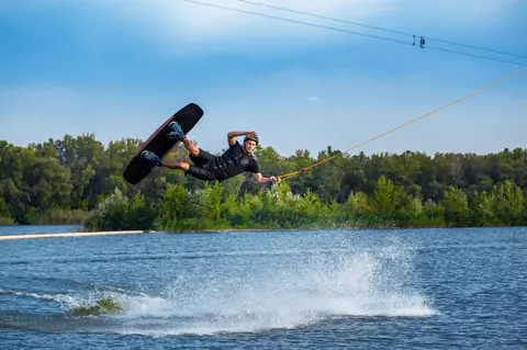 Combinaison néoprène wakeboard : le bon 5/4mm pour l’eau froide