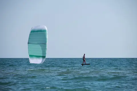 Wingfoil en Méditerranée française : les 7 spots à viser en été 2026