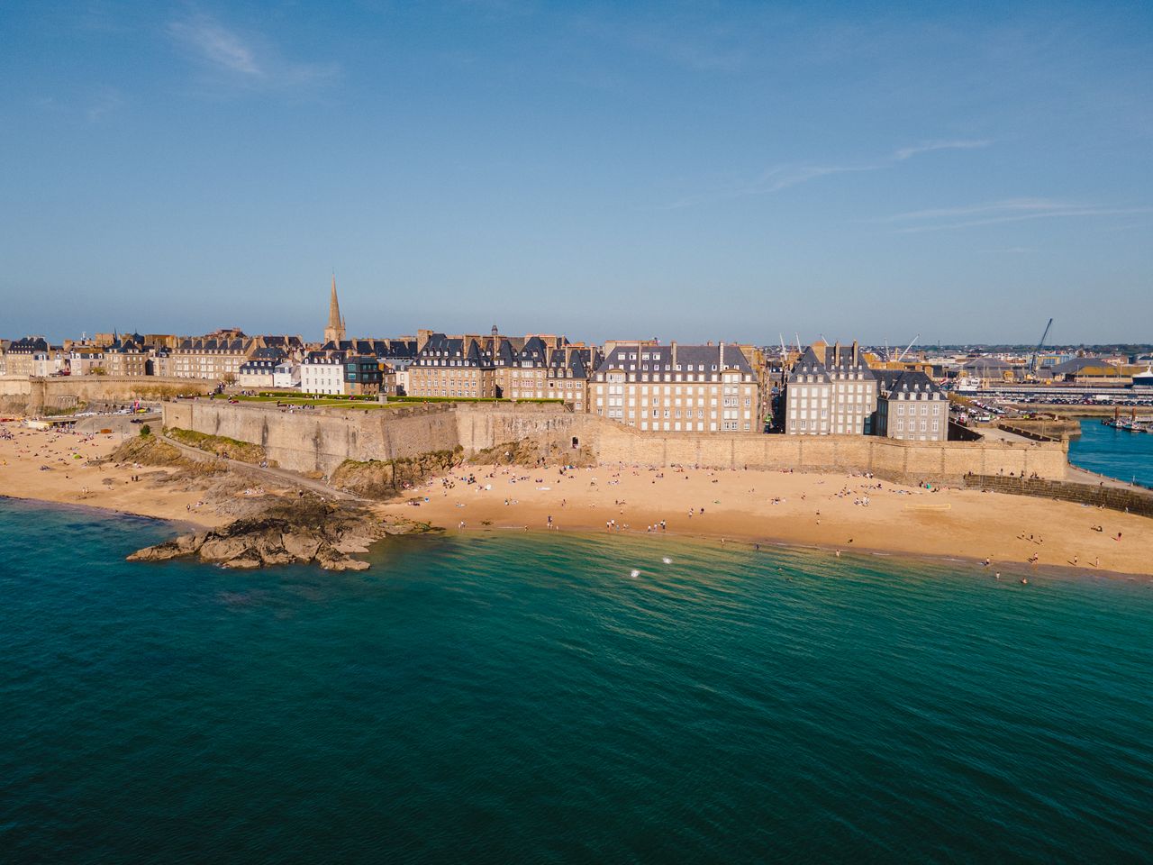 Baie de Saint-Malo avec voiliers au large, remparts historiques et ciel d’automne sur la Bretagne.