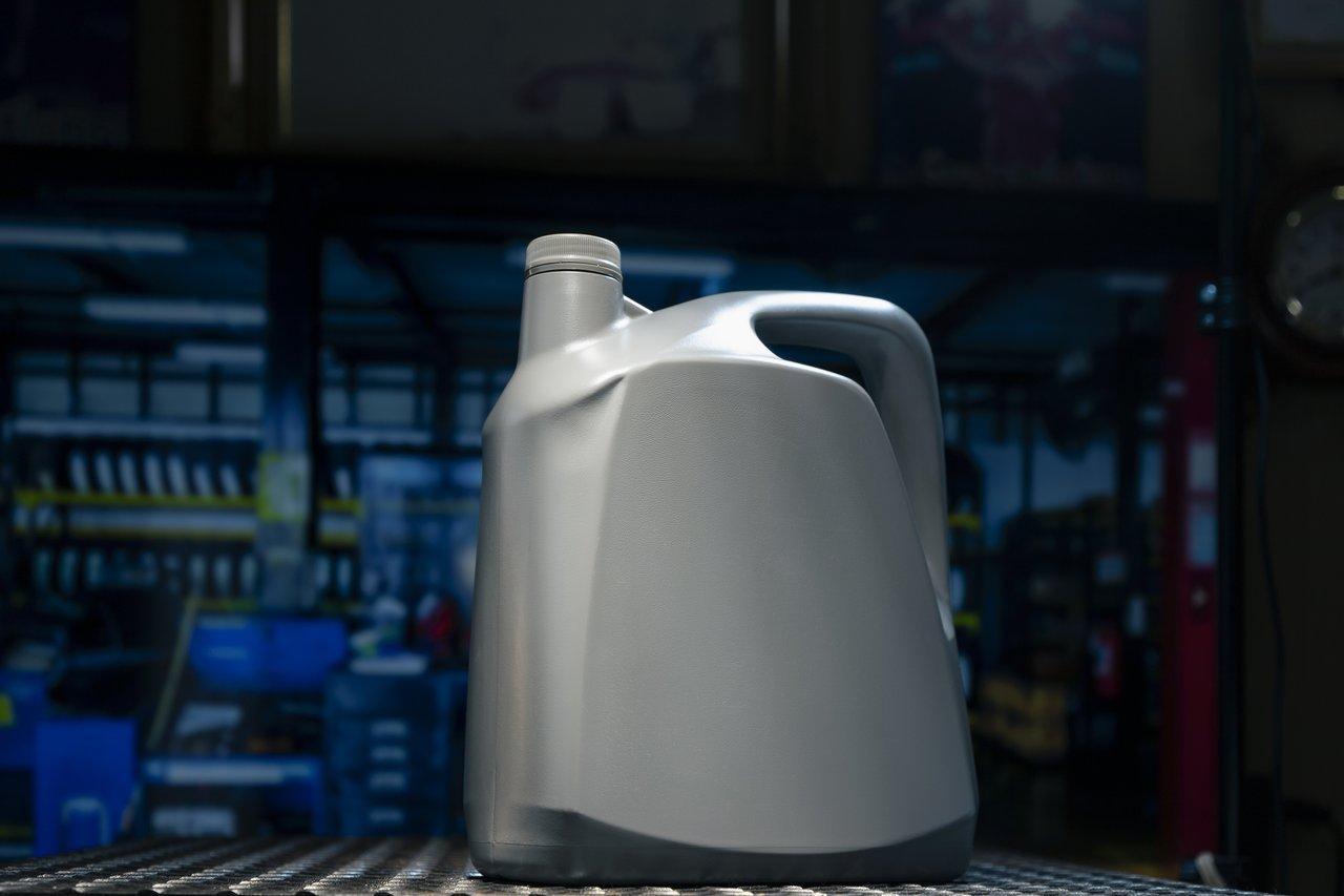 Bidons d'huile moteur Mercury Quicksilver 4 temps pour entretien d’un hors-bord Mercury EFI 60 CV.