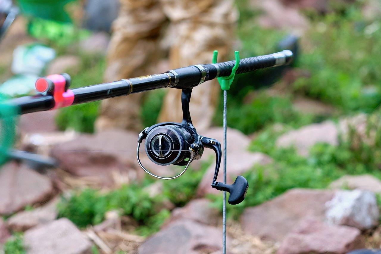 Canne spinning légère et moulinet adapté pour la pêche drop shot en rivière encombrée, illustration de matériel essentiel.