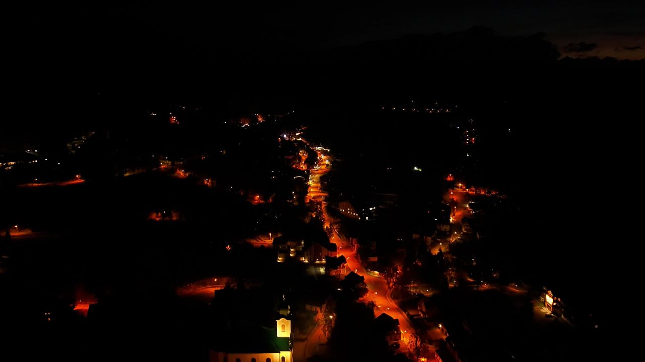 Carpiste de nuit au bord du plan d’eau, éclairage discret et matériel de réception prêt.