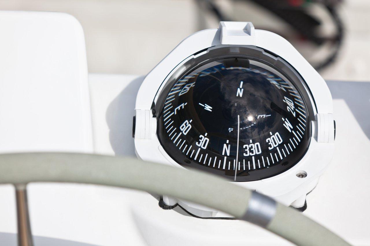 Comparaison visuelle des GPS étanches pour sports nautiques : précision et autonomie en situation marine.
