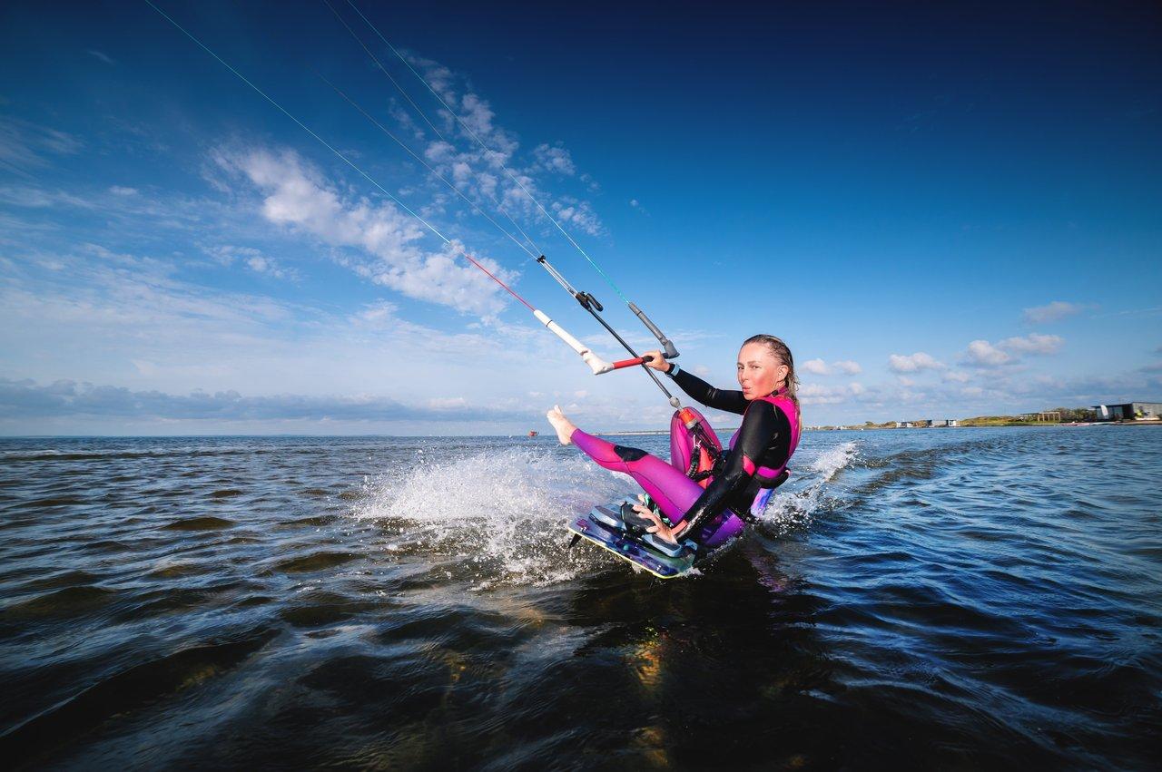 Cours de kitesurf débutant sous encadrement professionnel sur la plage de L'Almanarre, vent stable et eaux calmes.