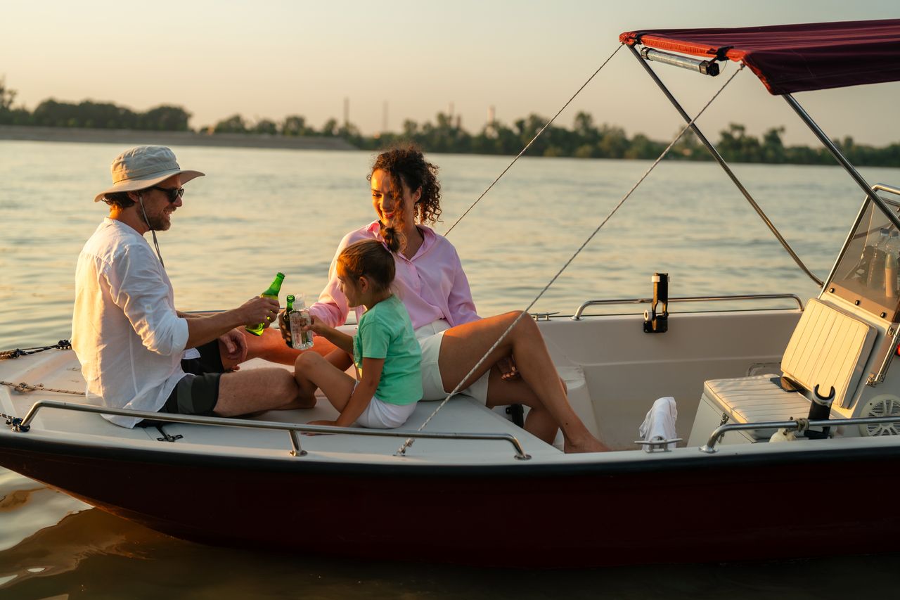 Day-cruiser moderne au mouillage avec hors-bord électrique silencieux, idéal pour une sortie nautique relaxante.