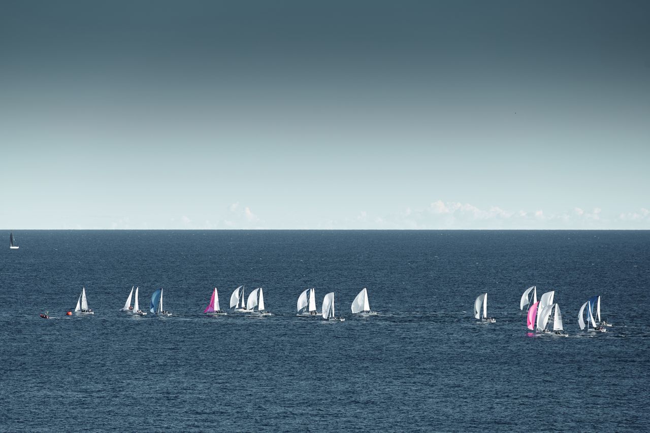 Départ de la Route du Rhum à Saint-Malo, flotte dense de voiliers et trimarans.
