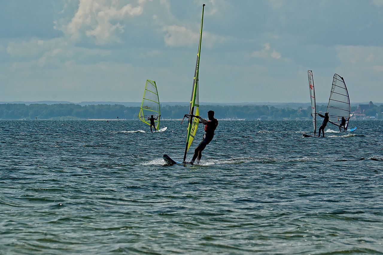 Départ de slalom windsurf sur plan d’eau plat, foil et aileron en compétition internationale.