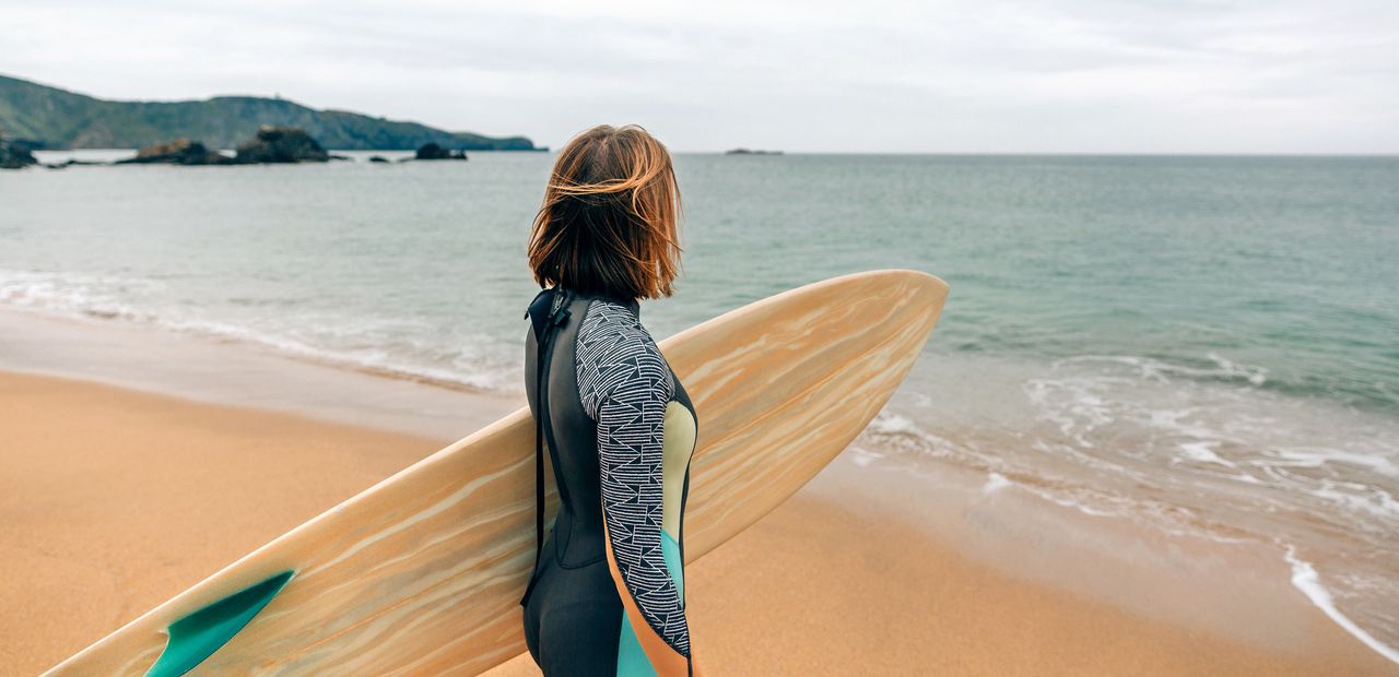 Débuter le surf en solo : 7 destinations européennes sûres pour femmes en 2026