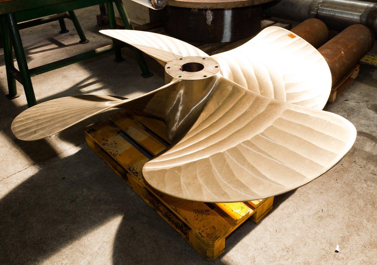 Hélices aluminium et inox pour Mercury F40 EFI dans un atelier de boat propellers workshop.