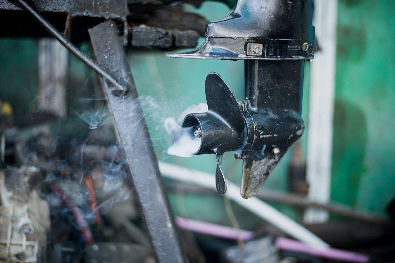 Hivernage d’un moteur hors-bord Honda 4 temps 80 CV avec protection cocooning en film thermorétractable pour une winterization optimale.