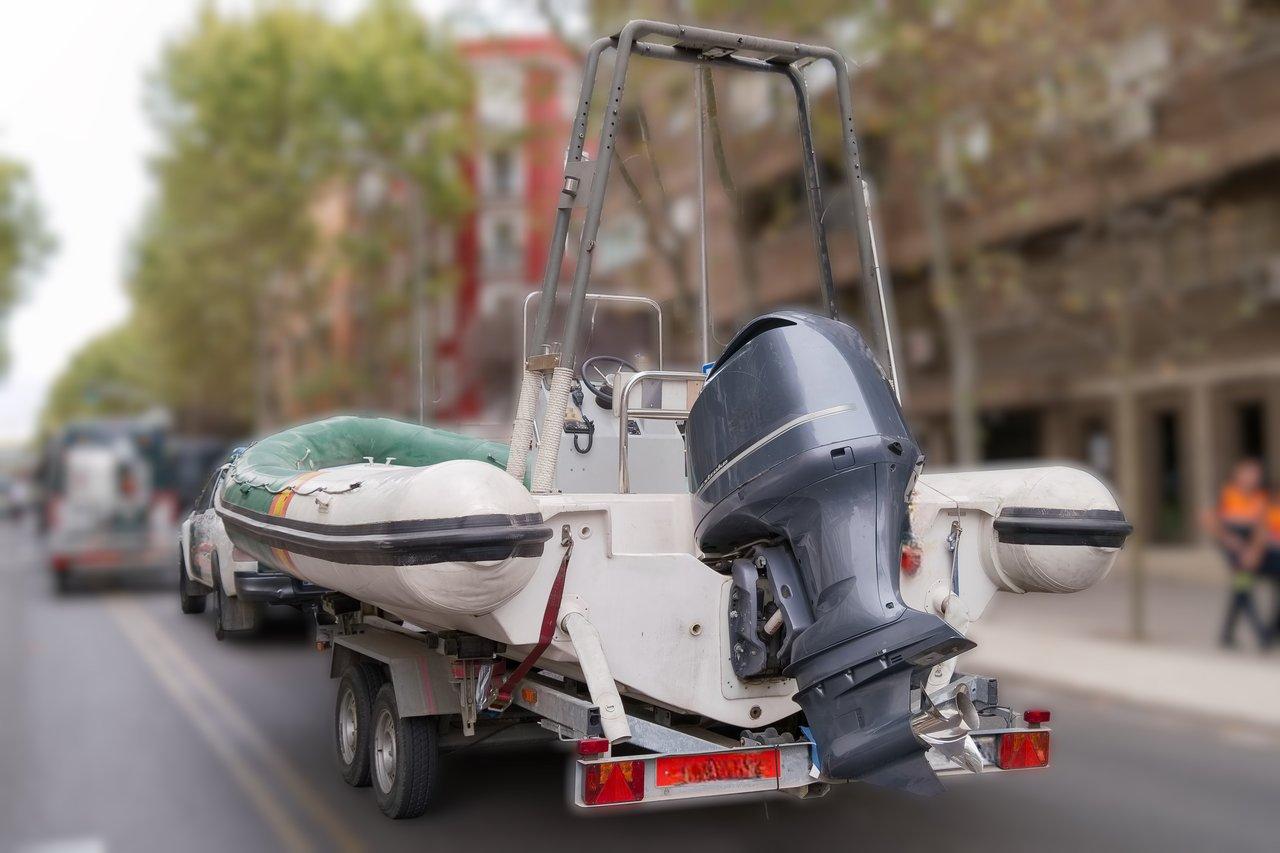 Installation d’un écrou de sécurité McGard sur un moteur Yamaha 20 CV pour renforcer la sécurité contre le vol.