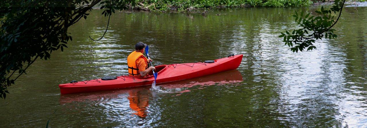 Kayak de pêche léger avec moteur électrique amovible, compact et parfaitement intégré pour une navigation facile.