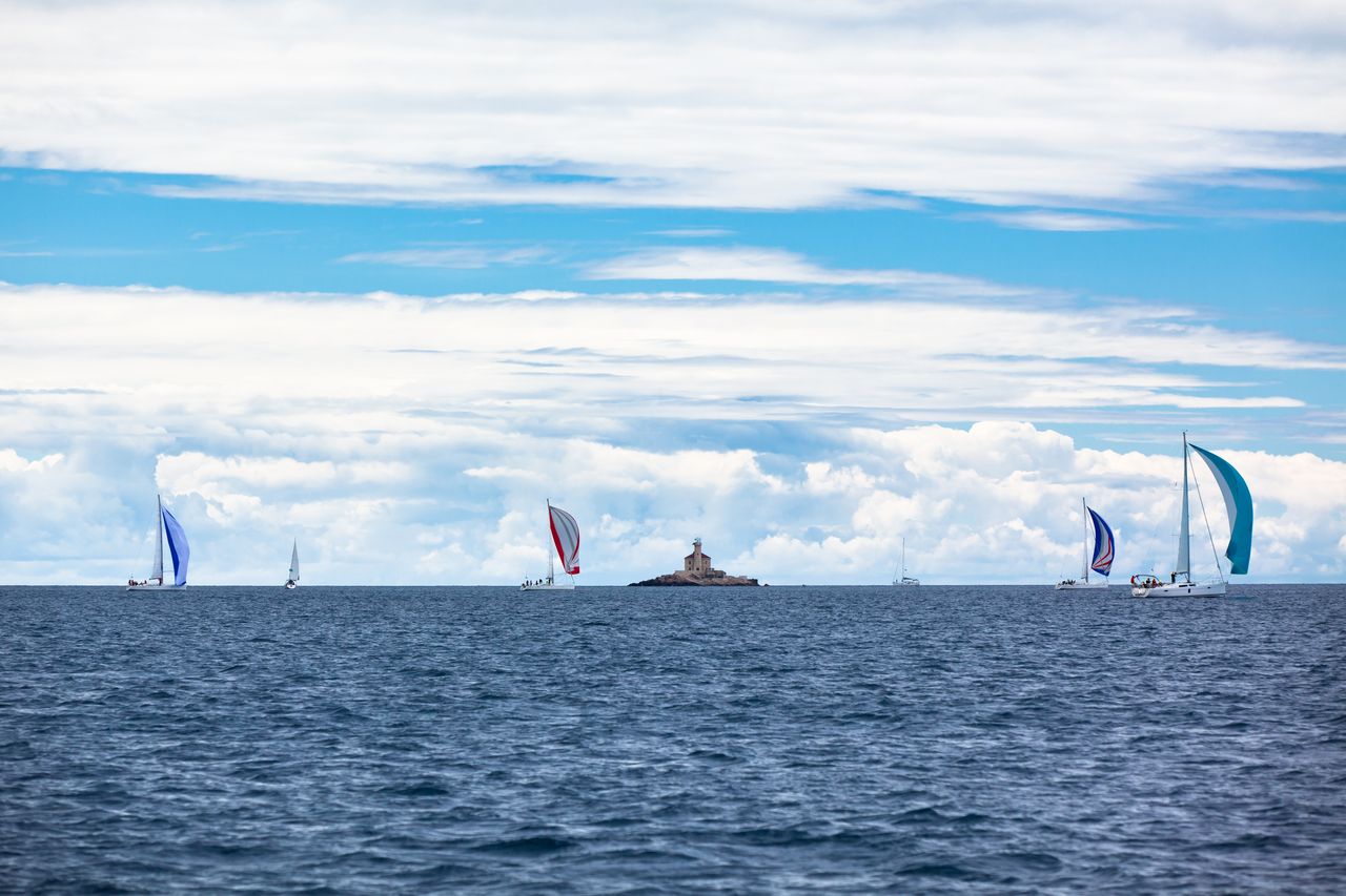 Mini 6.50 en régate sur la mer Adriatique, sous un ciel changeant et venteux.