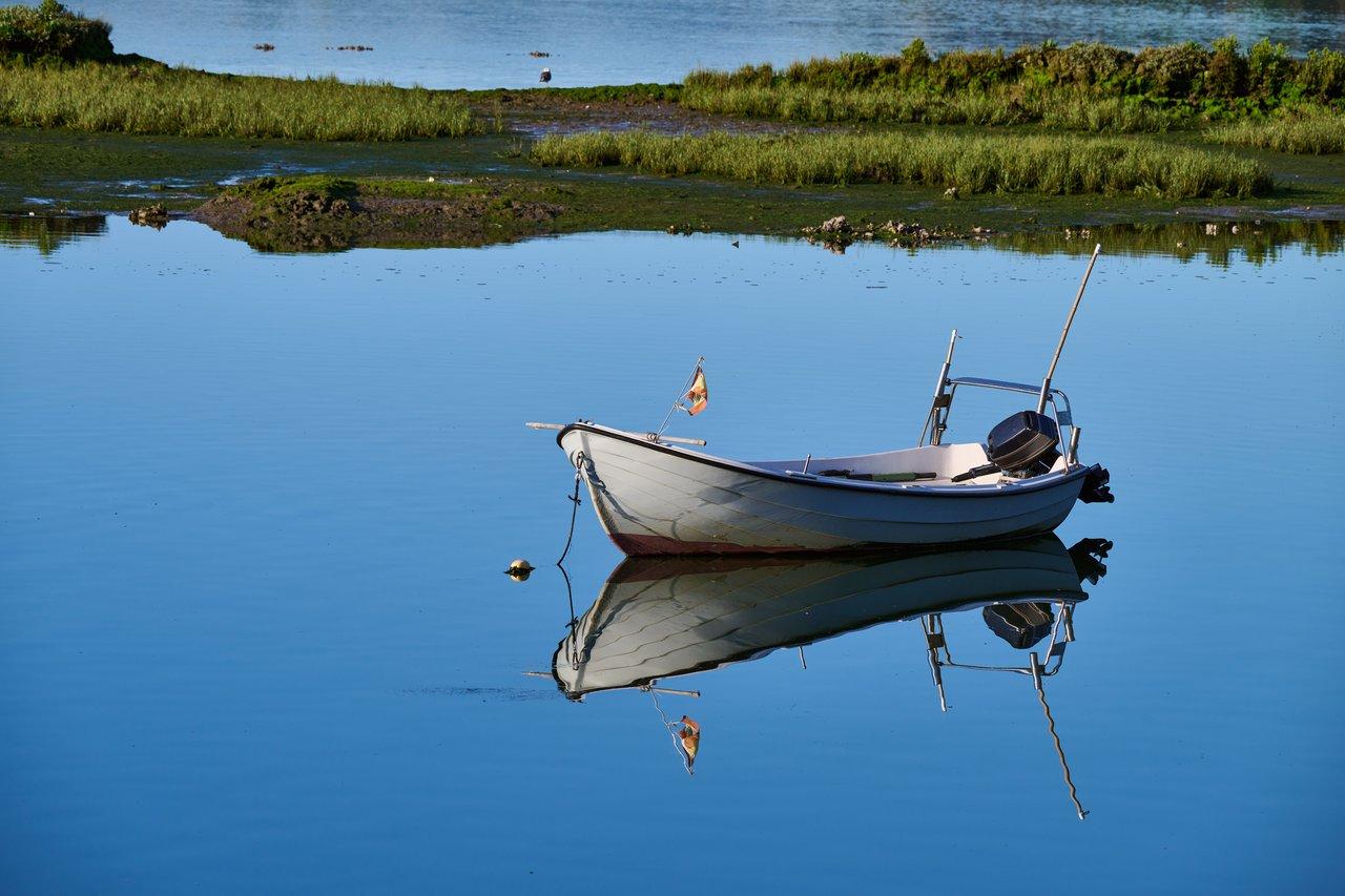 Petit bateau de pêche à la traîne sur la Côte Atlantique au printemps, idéal pour une session de pêche à la bonite.