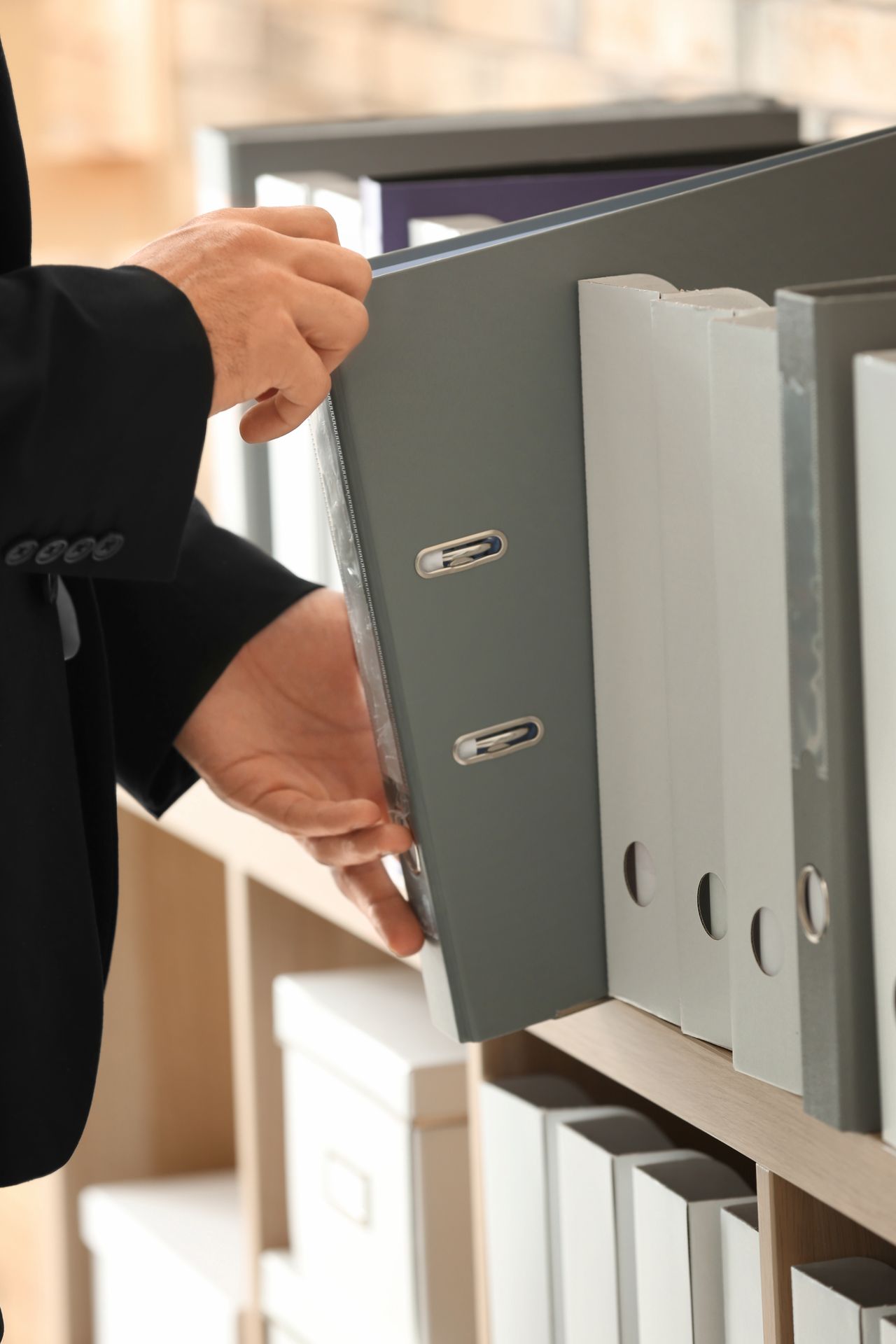 Plaisancier vérifiant son armement de sécurité et ses documents à bord avant le départ.