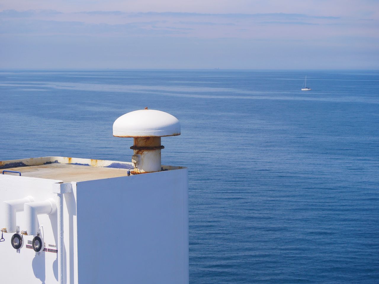 Semi-rigide en navigation avec sonde de profondeur près du tableau arrière, vue technique en mer