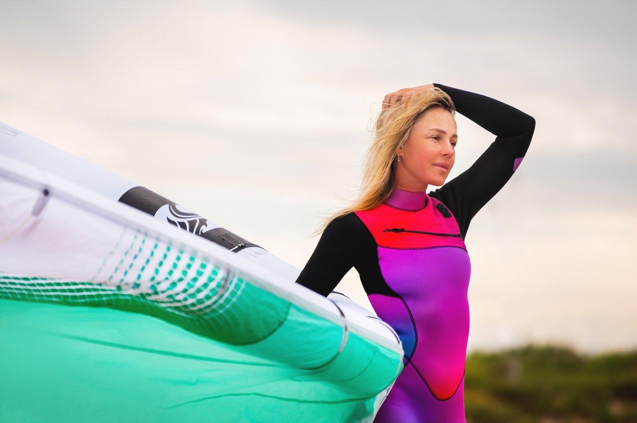 Shorty windsurf ajusté en néoprène écologique, parfait pour optimiser sa pratique en toute saison.