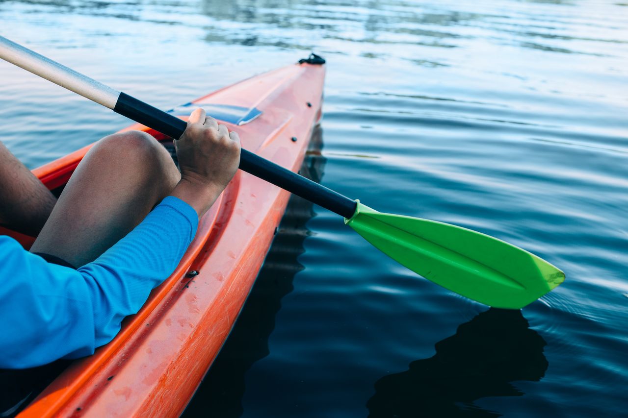 Sondeur GPS compact installé sur un kayak de pêche pour naviguer et repérer les poissons.