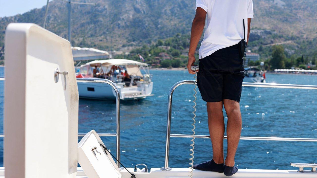 Système de batterie lithium marine LiFePO4 avec BMS pour une autonomie optimale lors d'une journée de pêche électrique en mer.