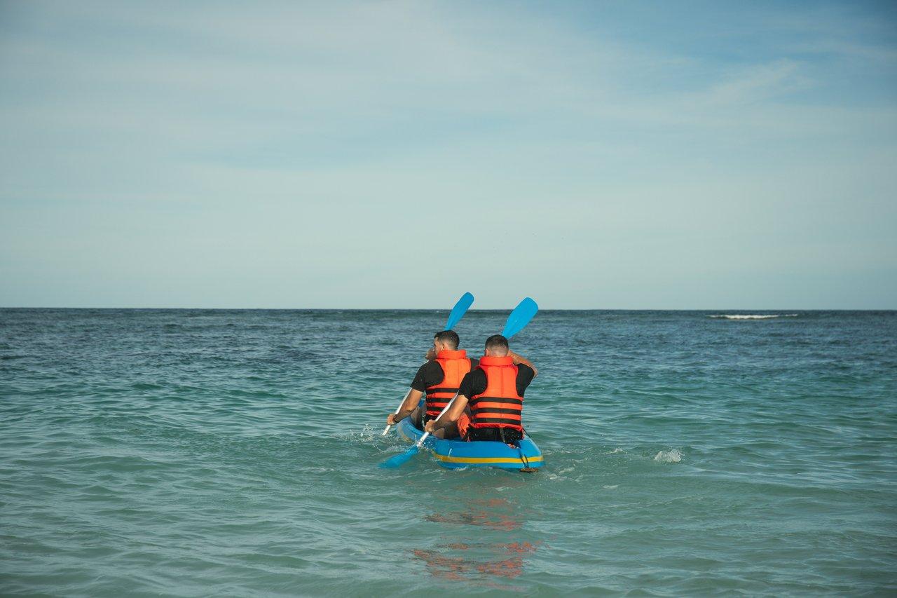 Tandem sea kayak sur eaux calmes, idéal pour la détente et la navigation en toute sécurité.