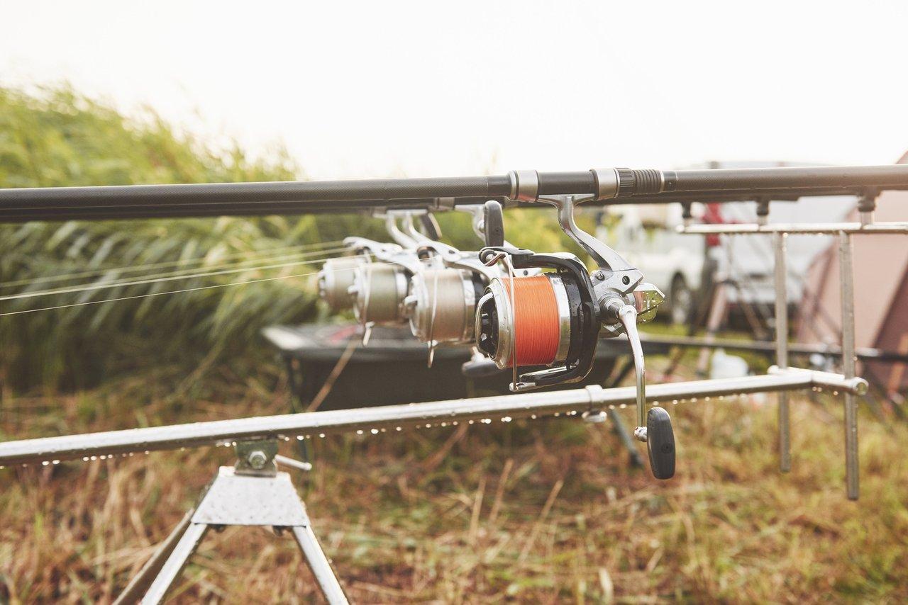 Trépied pour surfcasting avec cannes installées, essentiel pour une organisation efficace en pêche en mer.