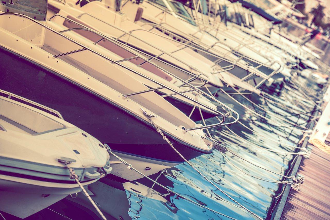 Un sport fishing boat dans une marina méditerranéenne, illustrant les coûts liés au port et à l'assurance en 2026.
