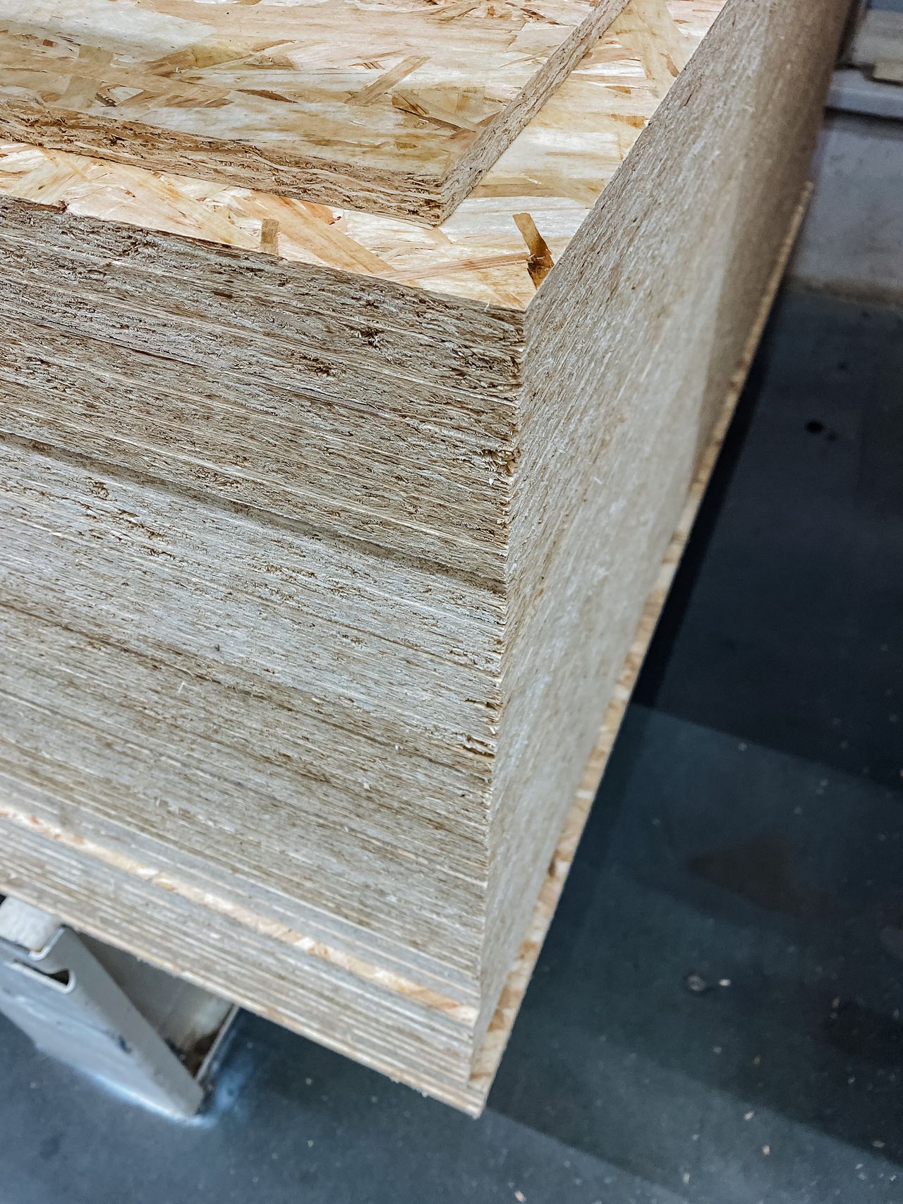 Voilier de régate moderne avec panneaux composites et finition durable naviguant sur plan d’eau calme