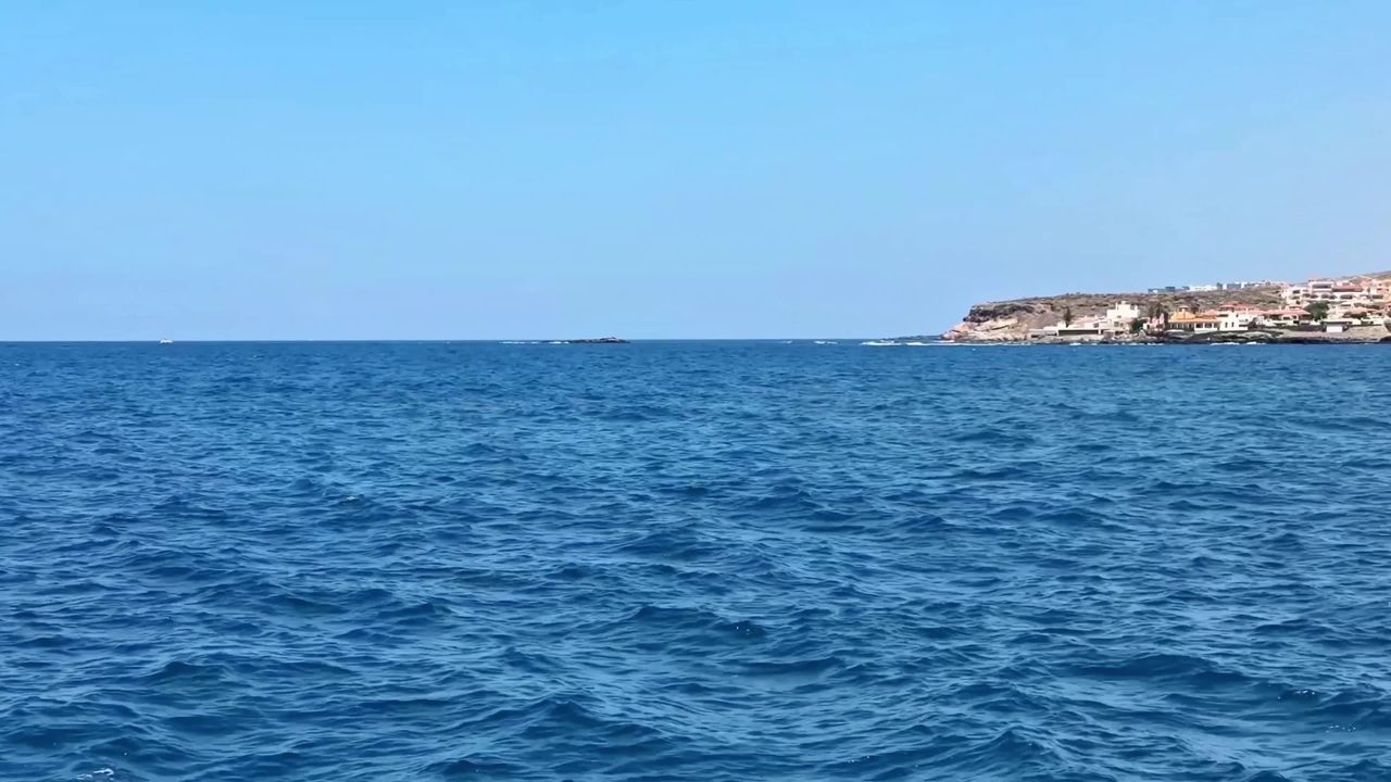 Vue d’Antibes depuis la mer en bateau, une expérience unique sur la Côte d’Azur.